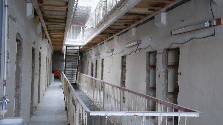 Keine Türen in der Justizvollzugsanstalt: Das gibt es nur während der Bauphase. Im ältesten Teil wird fleißig gebaut.  Fotos: Katja Müller  