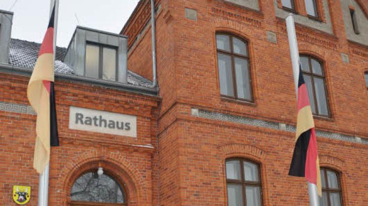 Auf halbmast gesetzt: Trauerbeflaggung auch vor dem Lübzer Rathaus  