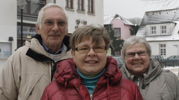 Vereinsvorsitzende Astrid Voß (Mitte),  Vize Hans-Joachim Richert und Büroleiterin Inge Regenthal vom gemeinnützigen Warnemünde-Verein bilden ein eingespieltes Trio.  