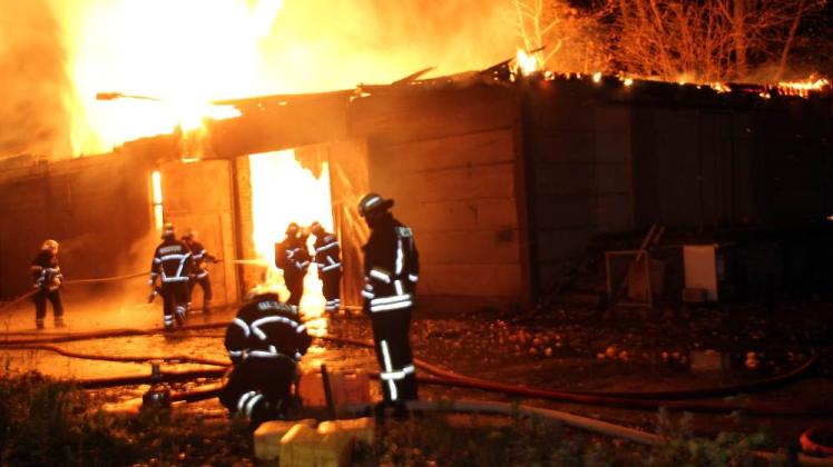 Kampf gegen die Flammen:  Im November 2013 brannten innerhalb weniger Tage  zwei Lagerhallen des Kohlenanzünderwerkes nieder. Die Parchimer Feuerwehr war im Einsatz.  