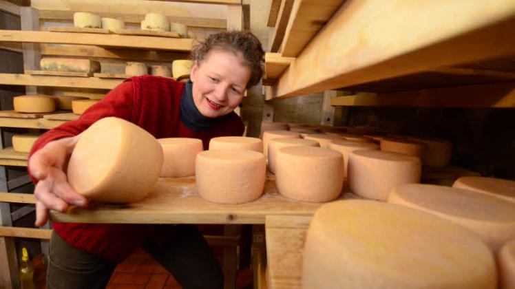 Erfolgreicher Reifeprozess: Ihren Ziegenkäse wird Ute Rohrbeck ab April  nicht allein in Zarrentin und Rögnitz anbieten. Es geht weiter nach  Berlin Kreuzberg. 