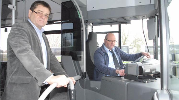 Geschäftsführer Christian Rader (l.)  und Busfahrer Hermann Brumme.  Fotos: Hirschmann 