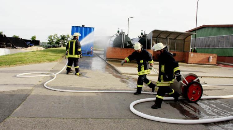 Feuer in einer Biogasanlage: Die Feuerwehren Bützow, Steinhagen und Neuendorf probten im vergangenen Jahr gemeinsam den Ernstfall im Landwirtschaftsbetrieb Griepentrog Steinhagen.  