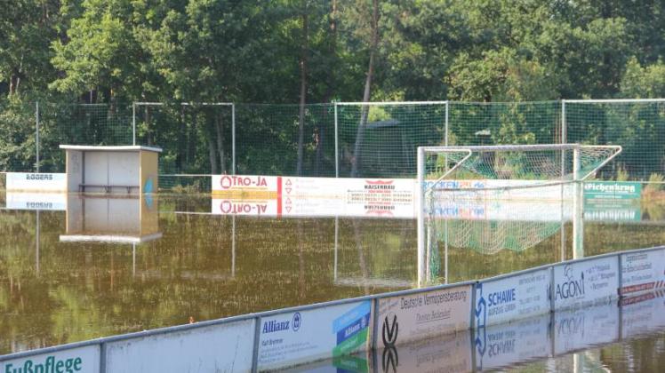 Wieder besonders vom Hochwasser betroffen: Der Hauptplatz in Breese. Fußball wird dort immer noch nicht wieder gespielt.  