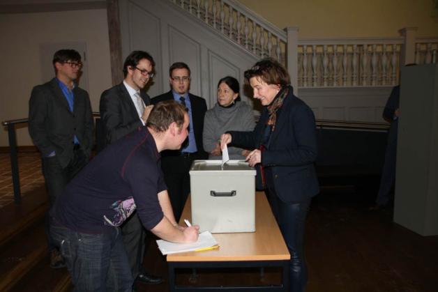 Bürgerschaftspräsidentin Karina Jens (CDU, r.) gibt ihren Stimmzettel ab: „Kein Gekritzel, keine Sonnenblume, einfach ein Kreuz.“  Fotos: Stefan Homann 