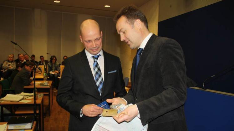 Ein XXL-Geldschein vom Senator-Kollegen: Holger Matthäus (Grüne, r.) gratuliert Chris Müller.