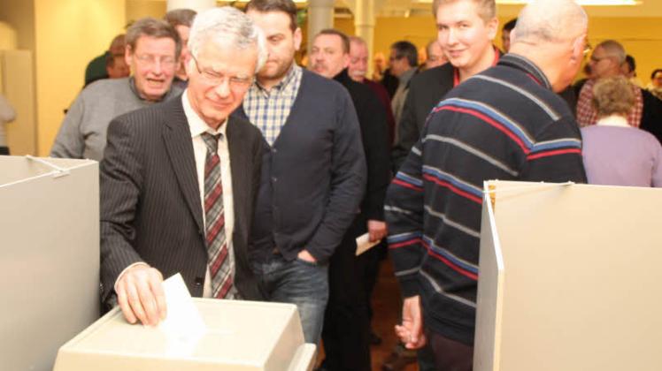 Gerhard Rappen bei der Stimmzettelabgabe in der Grevesmühlener Malzfabrik. Der 59-Jährige wurde zum CDU-Landratskandidaten gewählt.   