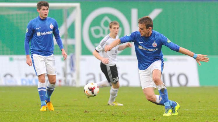 Die Konzentration bei Milorad Pekovic  (r., hier mit Sascha Schünemann) und des FC Hansa Rostock  gilt der morgigen wichtigen Heimpartie gegen den VfL Osnabrück.  