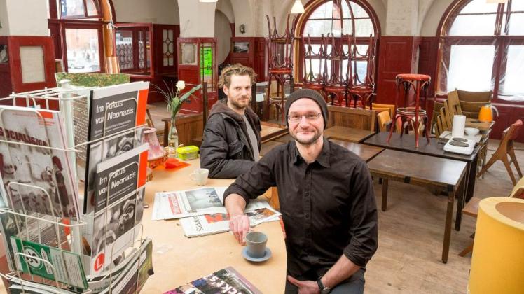 Das Café Marat stellen sich Frank Aßmann (l.) und Stefan Nadolny als Treffpunkt für den Stadtteil, Anziehungspunkt für Familien und Veranstaltungsort vor. In Kürze soll es eröffnet werden. Fotos: Georg Scharnweber 
