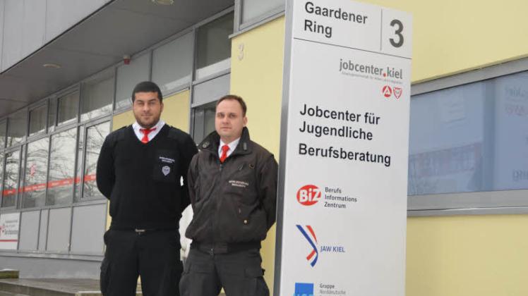 Im Kieler Jobcenter für Jugendliche gibt es bereits Security-Männer: Murat B. (27, li.) und Christopher B. (34) sorgen für Sicherheit.  