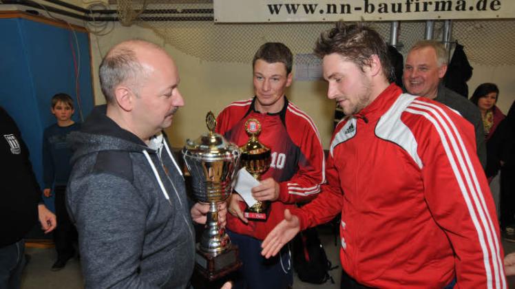 Vereinschef Thorsten Finger (links) übergab im vergangenen Jahr zum dritten Mal in Folge den Wanderpokal an die SG Carlow (Danilo Köhler/M.). Ab heute geht es um den 1. Traktor Schlagsdorf-Cup.  
