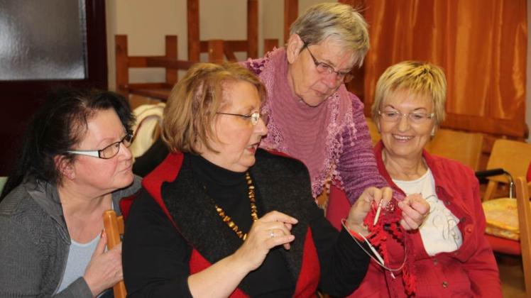 Mittlerweile stricken jeden Mittwoch im Goldberger Natur-Museum zwischen 14 und 16 Frauen Schals und Mützen. 