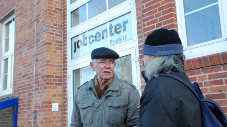 Jürgen Hennig (l.) vom Prignitzer Aktionsbündnis für Arbeit und soziale Gerechtigkeit vor vor dem Prignitzer Jobcenter im gespräch mit einem Betroffenen.   