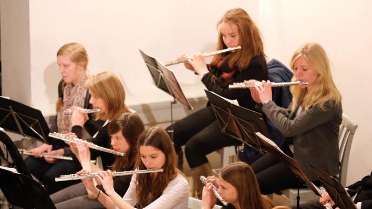 Vor etwa 300 Besuchern spielten in der Vicelinkirche  80 Schüler aus drei Schulen aus Neumünster und Eutin.  
