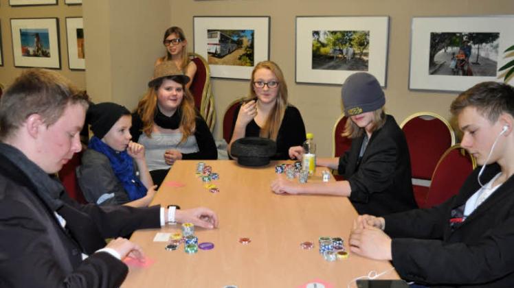 Mit dem richtigen Pokerface zum Erfolg: Die Teilnehmer der Runde im Jugendclub Groß Laasch waren da schon richtig gut.