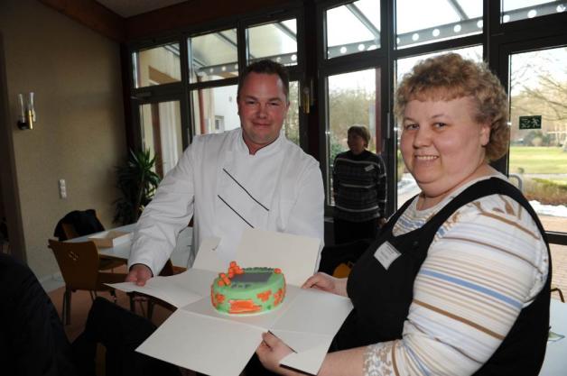 Hahnknüll-Küchenchef Heiko Holstein überraschte  Swetlana Walder mit einer eigens gebackenen Bau-Torte. 