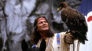 Pierre Brice als Winnetou: Eine Lebensrolle. Nach seiner Leinwandkarriere als Indianerhäuptling wagt sich der Darsteller auch auf die Freiluftbühnen, erst in Elspe (NRW), dann vier Sommer lang bei den Karl-May-Spielen in Bad Segeberg.
