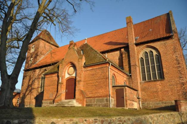 Die Stadtkirche Lübz – sie beherbergt die jahrealte Orgel. Die Stadtkirche Lübz – sie beherbergt die jahrealte Orgel.