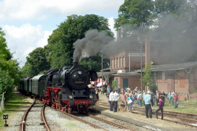 Im letzten Jahr im August hatten die Zarrentiner Eisenbahnfreunde zum viel beachteten Familientag geladen  und die Museums-Dampflok  03 2155-4   war auch  zu Gast. 