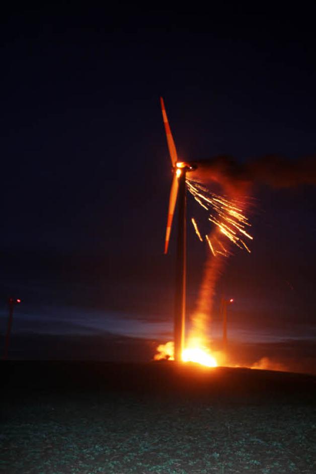 Eines von 14 „Spargel-Türmen“ im Hohen Pritzer Windpark  brennt und wird zum Flammenwerfer. Fotos:  Michael-Günther Bölsche (2) 