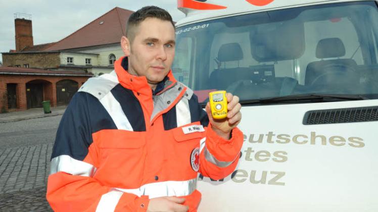 Rettungsassistent René Mauch zeigt das neuartige Gerät, das er beim Einsatz  jetzt immer bei sich führt.  