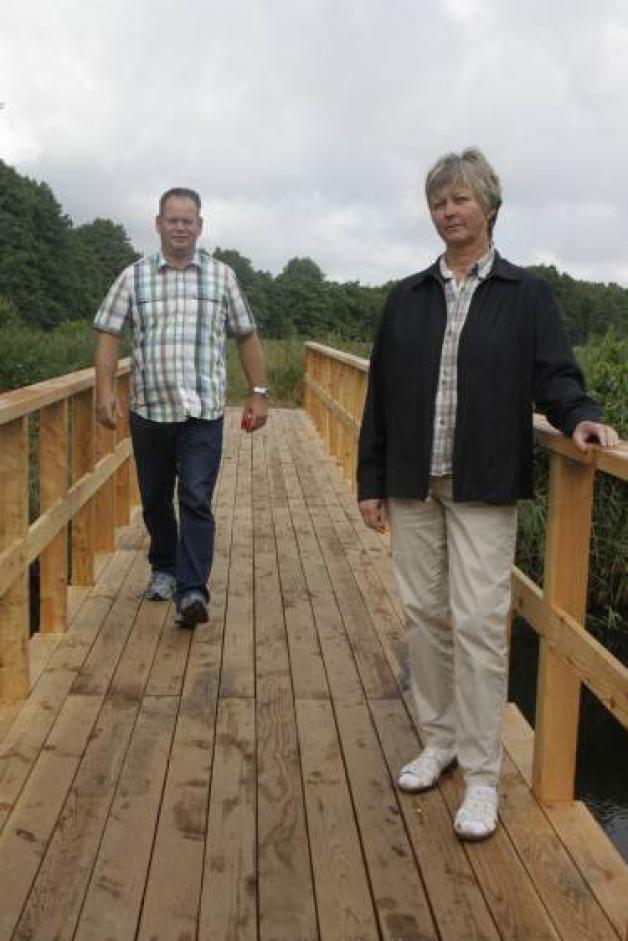 Ellen Kägebein und Manfred Wittstock bei der Einweihung der neuen Brücke bei Klein Raden. Doch das ist jetzt auch schon wieder vier Jahre her. 