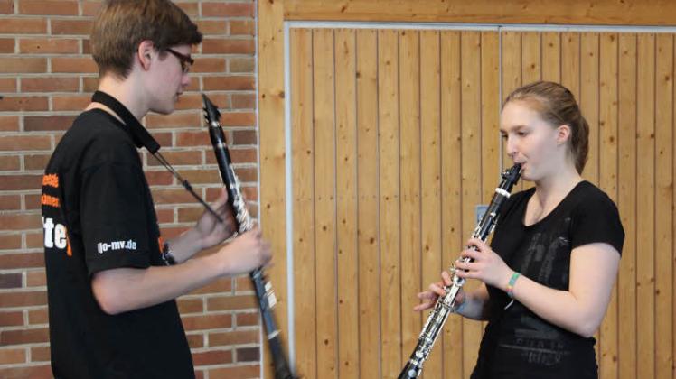 Laura-Sophie Witt und Tomm Wendt proben gerade einen Csárdás auf ihren Klarinetten. Sie konzentrierten sich stark auf das Konzert in der Sporthalle. 