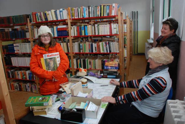 Julianna (12) gehört zu den „besten Kunden“ von Adelheid Pingel und Heidi Sprenger (r.), die die Bibliothek ehrenamtlich betreuen.