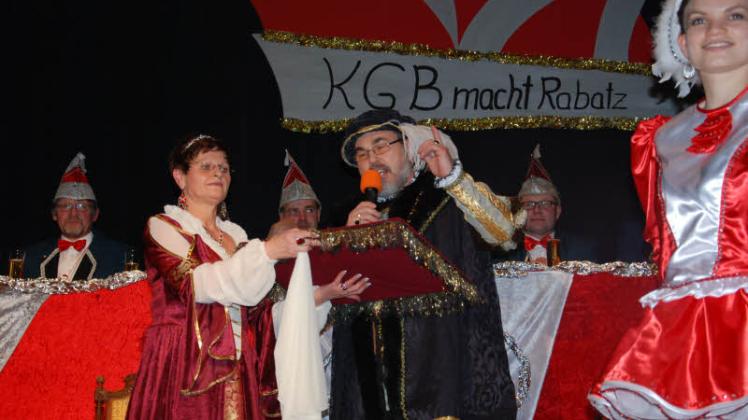 Regieren in der  diesjährigen Jubiläumssaison in Berge: Prinzessin Rosi I (Sygusch) und Prinz Harry I (Ryll).   Fotos: Martina kasprzak (3) 