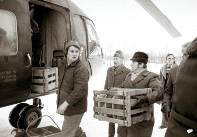 In Karbow-Vietlübbe landet der erste Hubschrauber und bringt Brote.