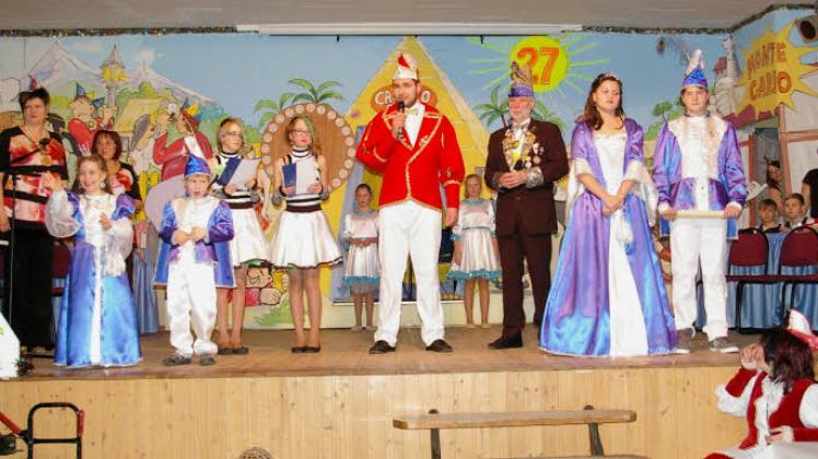 Die Prinzenpaare Adrian und Lara  (links)  und Hannes und Josefine sowie der große  Prinz der Saison, Basti I., eröffneten das bunte Kinderprogramm in Woosmer.  Fotos: ulos     