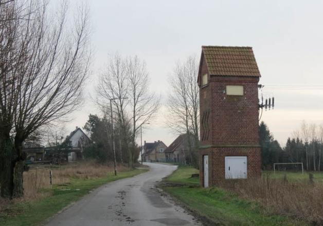 Nicht zu übersehen ist das Trafohaus an der Büschower Dorfstraße von Reinstorf kommend. Nicht zu übersehen ist das Trafohaus an der Büschower Dorfstraße von Reinstorf kommend.
