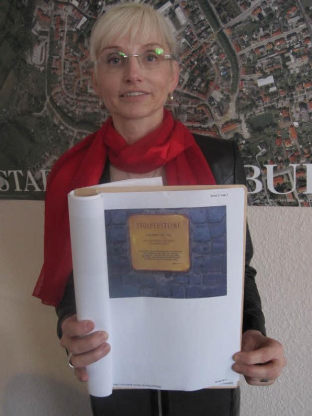 Bürgermeisterin Dr. Margret Seemann zeigt, wie die Stolpersteine aussehen. Bürgermeisterin Dr. Margret Seemann zeigt, wie die Stolpersteine aussehen.