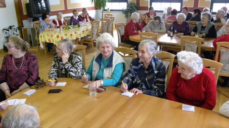 Wer hat dieses Mal die richtige Zahl? Das Bingo-Spiel ist bei den Brüeler Senioren beliebt.  Fotos: Roswitha Spöhr 