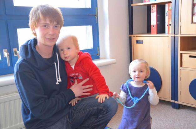 Tyler (2) war mal nach Ankuscheln zumute. Zum Glück ist das bei Jonny erlaubt. Tyler (2) war mal nach Ankuscheln zumute. Zum Glück ist das bei Jonny erlaubt.