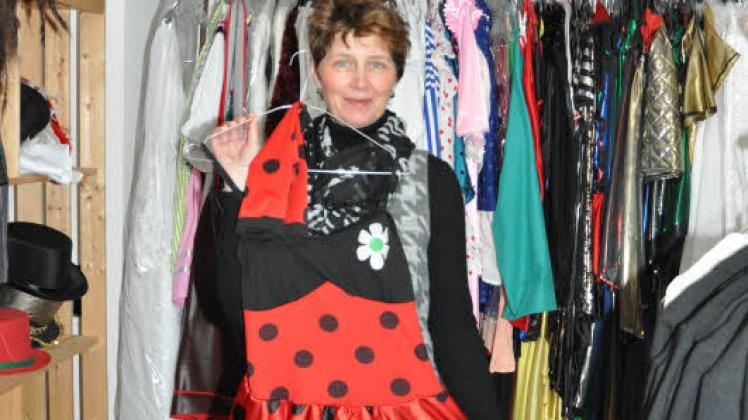 Beim Karneval darf es für Birgit Lendner gern auch mal sehr farbenfroh sein. Vielleicht ist es im nächsten Jahr ein Marienkäfer-Kostüm. Dieses Jahr stehen beim Laager Karneval Mickey- und Mini-Mouse im Mittelpunkt. 