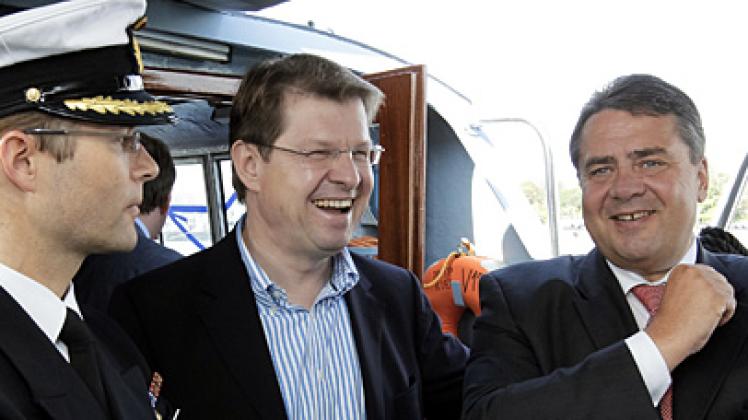 Sigmar Gabriel (re.) und SPD-Landesvorsitzender Ralf Stegner in Kiel auf dem Einsatzgruppenversorger "Frankfurt am Main". Foto: dpa
