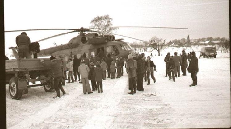 Am 16. Februar 1979 landet ein Hubschrauber im eingeschneiten Vietlübbe. Fotos: Wolfried Pätzold 
