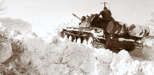Panzer, die in Goldberg stationiert waren, bahnten sich ihren Weg auf der völlig verschneiten Straße von Hohen Pritz nach Mestlin.