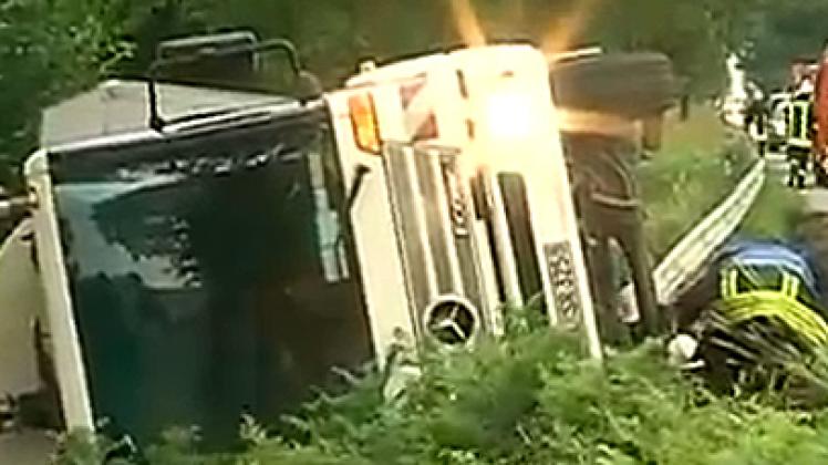 Der Müllwagen-Fahrer wollte einem LKW ausweichen - und rutschte mit seinem Fahrzeug in einen Graben. Foto: rtn