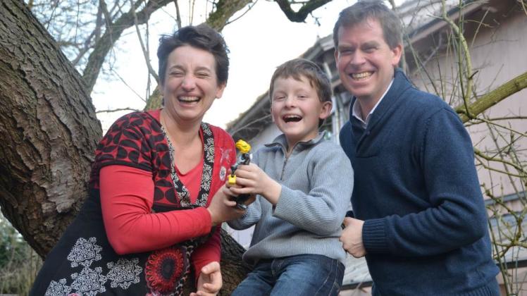 Die Familie lacht viel zusammen: Anke Erdmann, Sohn Johann und Ulf Kämpfer am Lieblingsbaum in Kiel-Hassee.  