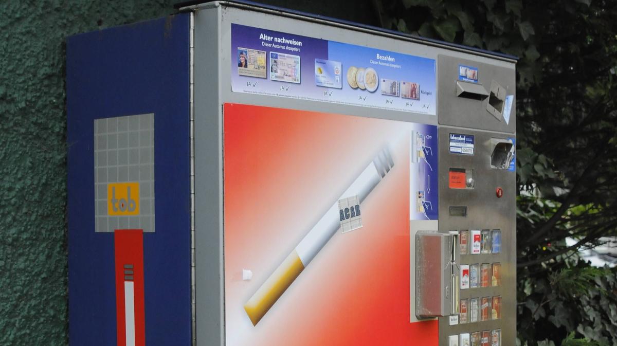 Zigarettenautomat aus der Wand gehoben | SHZ