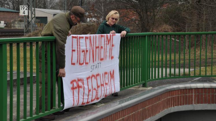 Elfi und Siegmar Martens beim Anbringen des Protestplakates über der Tunneldurchfahrt von Hagenow Heide. 