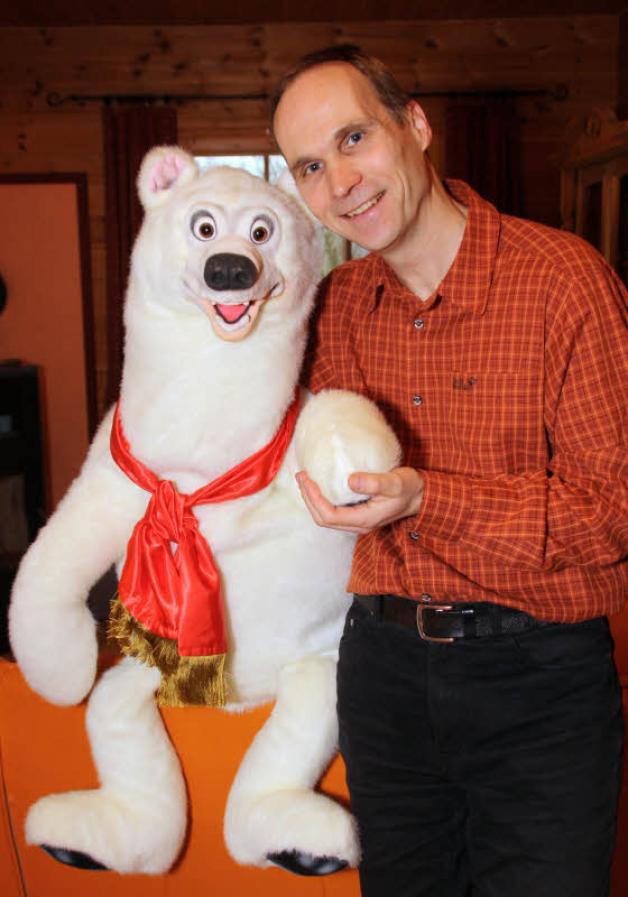 Dr. Dominik Hepperle, alias „do-mix, der Zauberer“, mit seinem Eisbären.