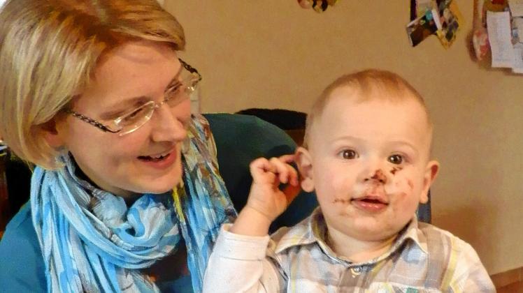 Der   Schokokeks  hat  geschmeckt –  Mama Nicole Kruse   amüsiert  sich über  die  Spuren  im Gesicht  des  kleinen  Lukas.
