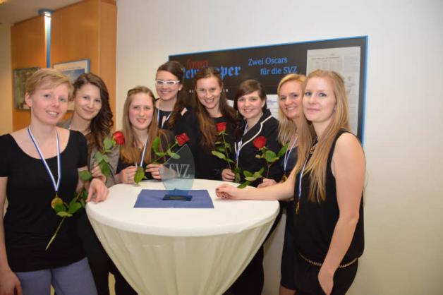 Hatten beim Feiern ihres Vereinssieges den Kampf um den Klassenerhalt im Kopf: die Hockeydamen des ATSV Güstrow.  Fotos:  Eckhard rosentreter (4) 
