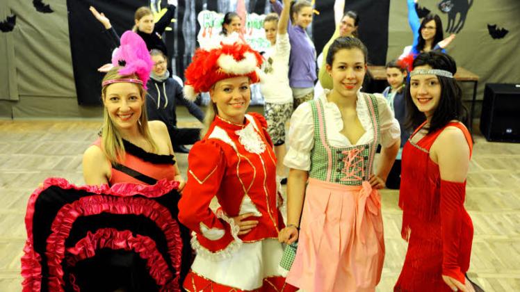 Die Mädchen der Tanzgruppe heizen den Jecken am Sonnabend im Treffpunkt Nord ein. Das Männerballett der Schweriner Karnevalsgesellschaft Winden sucht dringend Nachwuchs.  