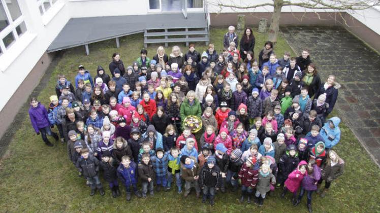 „Es ist ein Erfolg für die ganze Schule.“ Rektorin Sabine Zander (in der Mitte mit Blumenstrauß) im Kreise ihrer Schüler und Kollegen. „Es ist ein Erfolg für die ganze Schule.“ Rektorin Sabine Zander (in der Mitte mit Blumenstrauß) im Kreise ihrer Schüler und Kollegen.