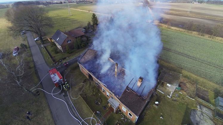 Das Wohnhaus brannte bis auf die Grundmauern nieder, wie diese Aufnahme zeigt. Aus den Trümmern steigt Rauch auf. 