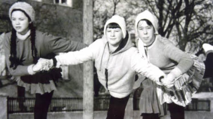 Drehen 1963 auf dem Sonnenplatz eine Runde: Sylvia Reiteritsch, Ingrid Jürn und Regine Rüßbüldt (v.l.).   Repro: usch 